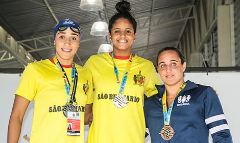 Etiene Medeiros bate recorde sul americano dos 50m costas