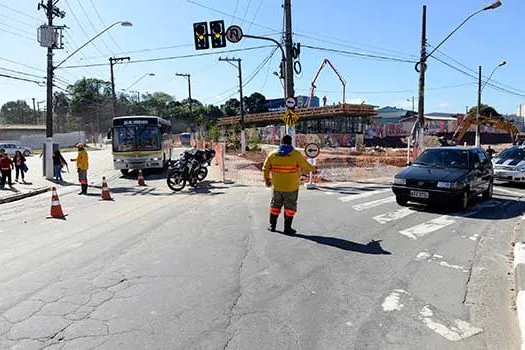 Trecho da Estrada dos Alvarenga passa a ter mão única de direção