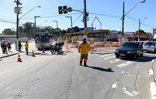 Trecho da Estrada dos Alvarenga passa a ter mão única de direção