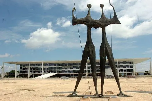 Na Praça dos Três Poderes, grafiteiros pintam painéis sobre liberdade