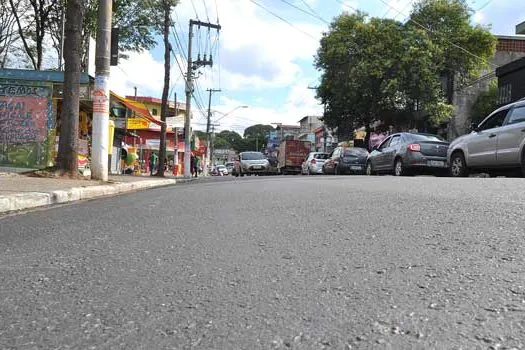 Rua Carijós recebe obras de recapeamento do programa Rua Nova