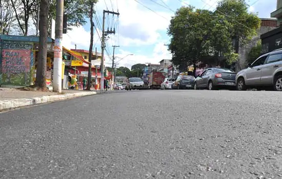 Rua Carijós recebe obras de recapeamento do programa Rua Nova