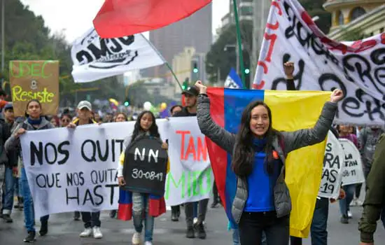 Greve e protestos paralisam transporte em Bogotá e Medellín