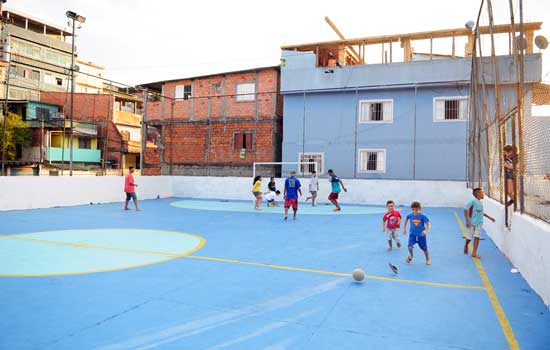 Ação Mãos à Obra revitaliza quadras em Diadema