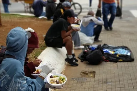 Programa Cozinha Cidadã ajuda a população de rua