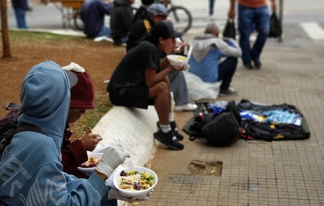 Programa Cozinha Cidadã ajuda a população de rua