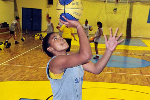 Pivô Raphaella sofre lesão e é cortada da Seleção de Basquete Sub-16