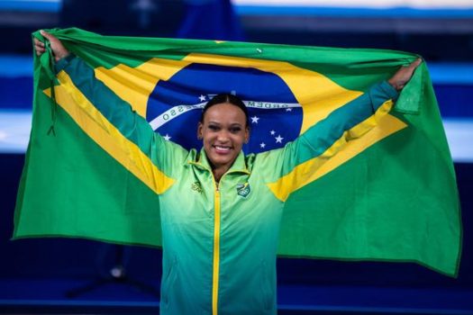 Rebeca Andrade leva prata nas barras assimétricas na Copa do Mundo