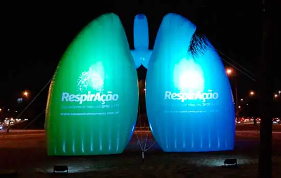 Campanha ilumina pulmão gigante no Parque Ibirapuera em alerta para doenças respiratórias