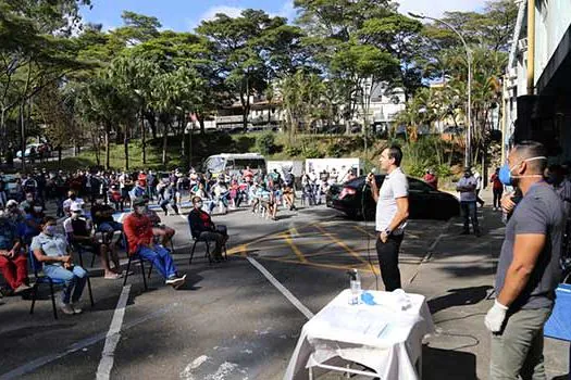 Prefeito de Diadema reúne feirantes e reforça combate à Covid-19