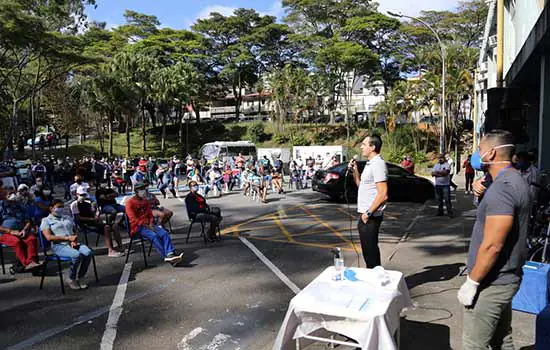 Prefeito de Diadema reúne feirantes e reforça combate à Covid-19