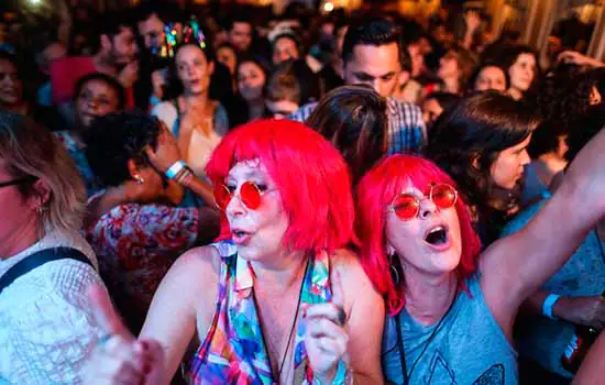 Blocos de São Paulo fazem maratona de desfiles