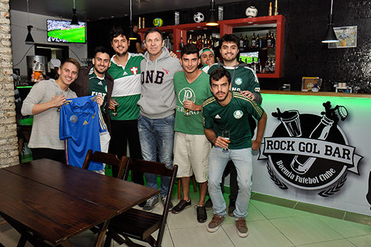 Ex-goleiro assiste clássico no ROCK GOL BAR, em Santo André