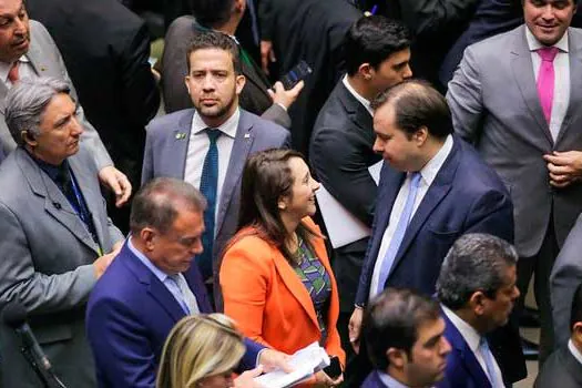 Rodrigo Maia trabalha para derrubar veto de Bolsonaro ao projeto de Renata Abreu