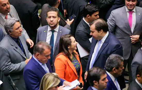 Rodrigo Maia trabalha para derrubar veto de Bolsonaro ao projeto de Renata Abreu