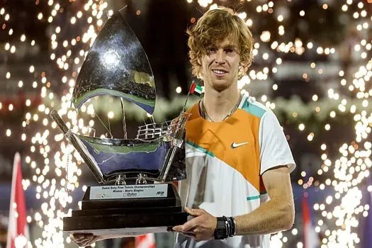 Tênis: Rublev vence algoz de Djokovic e fatura título em Dubai; Swiatek é campeã em Doha