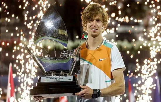 Tênis: Rublev vence algoz de Djokovic e fatura título em Dubai; Swiatek é campeã em Doha