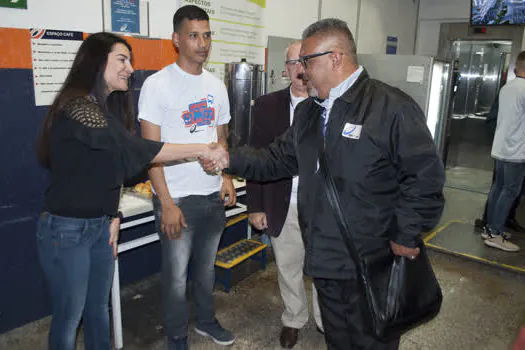 Passageiros homenageiam melhores motoristas de ônibus no Dia do Motorista