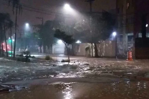 Adutora da Sabesp se rompe em São Bernardo do Campo