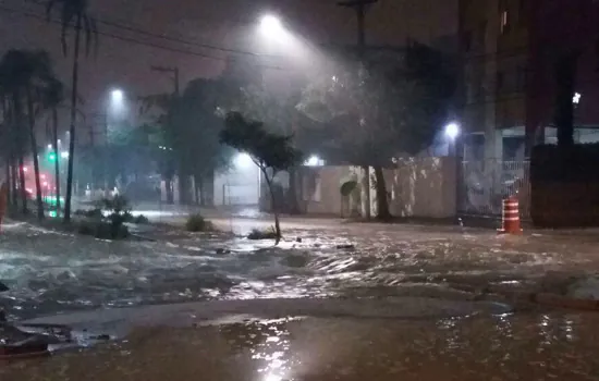 Adutora da Sabesp se rompe em São Bernardo do Campo