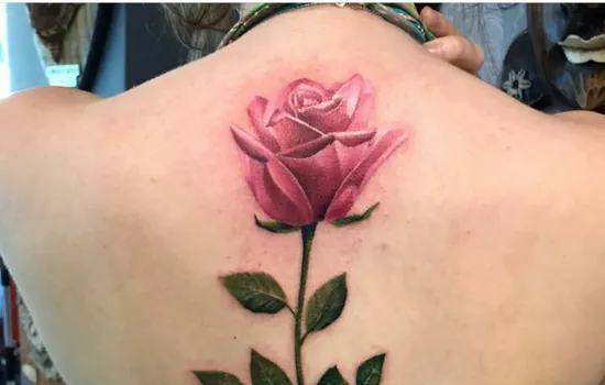 Estúdio de tatuagem celebra Outubro Rosa com ação especial