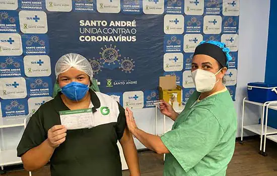 Santo André começa a aplicar segunda dose da Coronavac em rede de urgência e emergência