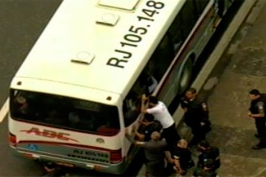 Termina sequestro de ônibus na ponte Rio-Niterói