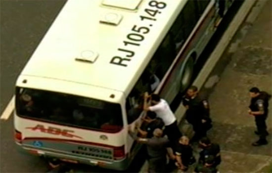 Termina sequestro de ônibus na ponte Rio-Niterói