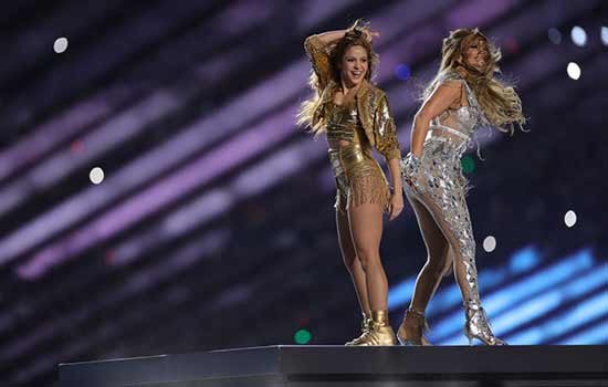 Shakira e Jennifer Lopez enlouquecem o público no show do intervalo do Super Bowl