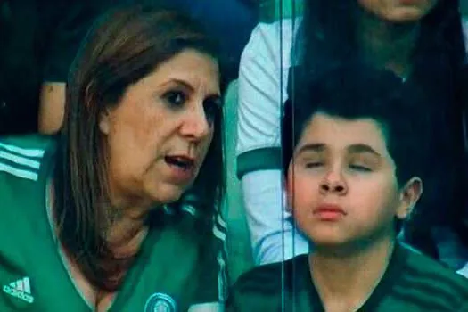 Mãe que narra jogos do Palmeiras para filho deficiente visual leva prêmio da Fifa