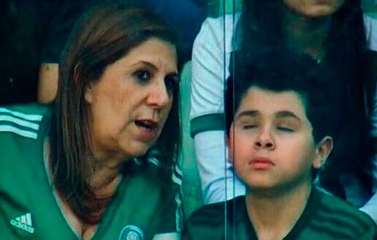 Mãe que narra jogos do Palmeiras para filho deficiente visual leva prêmio da Fifa