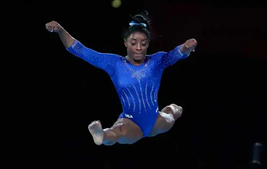 Simone Biles faz história no Mundial; Flávia Saraiva fica em 4º no solo