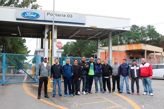 Sindicalistas na portaria da Ford