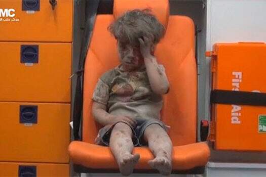 Menino sobrevive a ataque aéreo na Síria