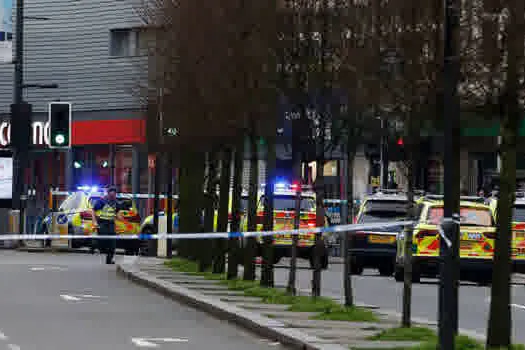 Terrorista é morto pela polícia de Londres após ferir várias pessoas a facadas