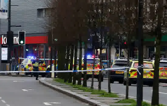 Terrorista é morto pela polícia de Londres após ferir várias pessoas a facadas