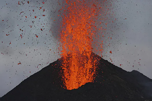 Vulcão Stromboli entra em erupção, mata um italiano e deixa brasileiro ferido