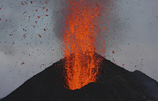 Vulcão Stromboli entra em erupção