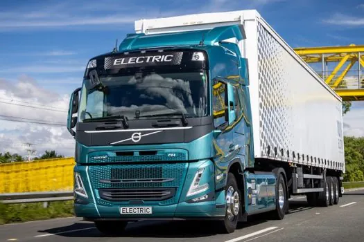 Volvo começa a testar no Brasil seus caminhões pesados 100% elétricos FM Electric