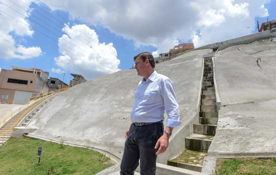 Prefeito Orlando Morando se antecipa ao período de chuvas e entrega obras de contenção