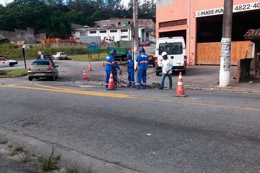 Ribeirão Pires realiza tapa-buraco na Avenida Santo André