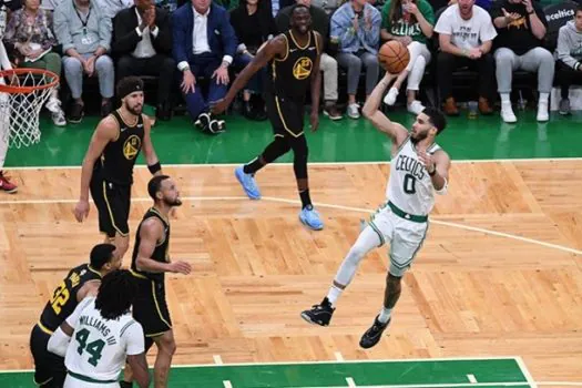 Tatum e Booker comandam vitórias arrasadoras e Celtics e Suns ‘sobram’ na NBA