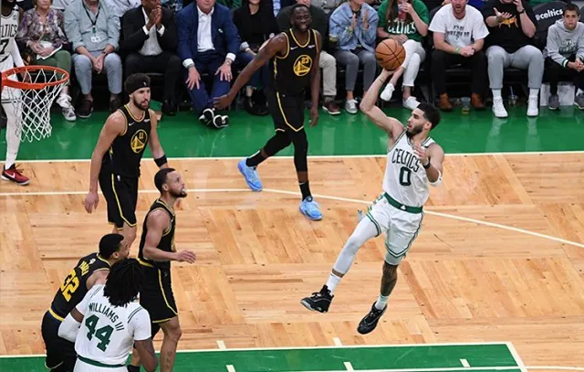 Tatum e Booker comandam vitórias arrasadoras e Celtics e Suns ‘sobram’ na NBA