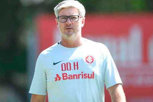 Odair fecha treino do Internacional e mantém indefinição sobre garotos