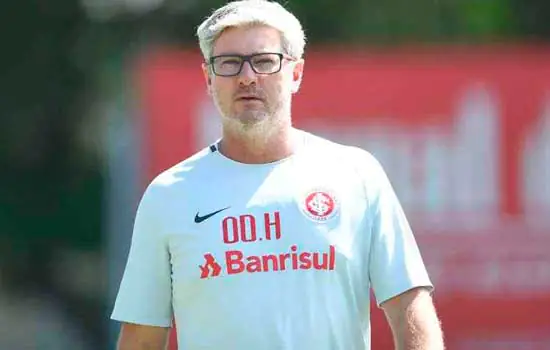 Odair fecha treino do Internacional e mantém indefinição sobre garotos