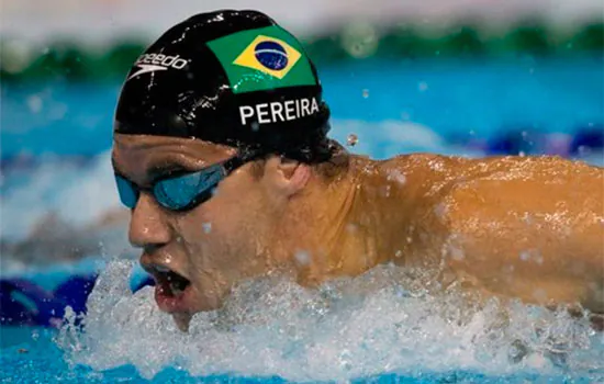 Thiago Pereira inaugura nova piscina no Colégio Arbos