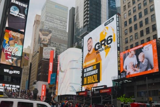 Rodrigo Oliveira, CEO da GR6 nos telões da Times Square, em Nova York