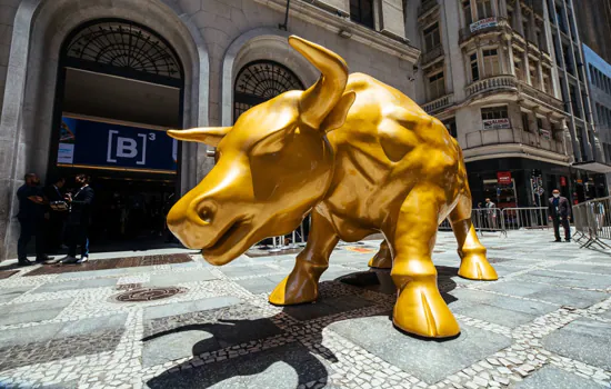 B3 inaugura escultura Touro de Ouro no centro de São Paulo