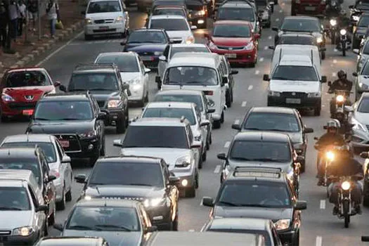 Acidente causa bloqueio na Marginal do Tietê na manhã desta segunda-feira (18)