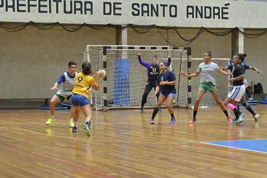 Santo André arrecada alimentos e brinquedos em jogo de futebol